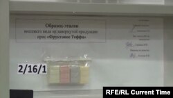 Образцы продукции на законсервированной фабрике "Рошен" в Липецке