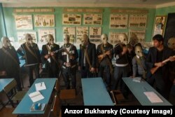 Школьники в Бухаре примеряют противогазы