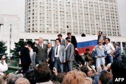 Президент РСФСР Борис Ельцин со своими сторонниками на танке напротив Белого дома в Москве, 19 августа 1991 года